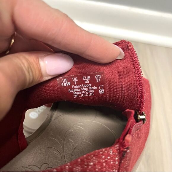 Bzees Sandals Women’s 10W Delicious Red and Tan Wedge Adjustable Strap - Picture 5 of 7